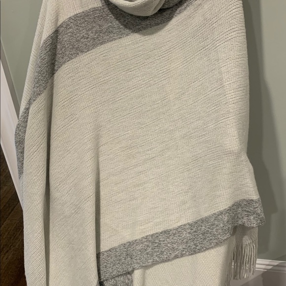 Lovestitch Oversized Poncho ONE SIZE NWT - Picture 3 of 6